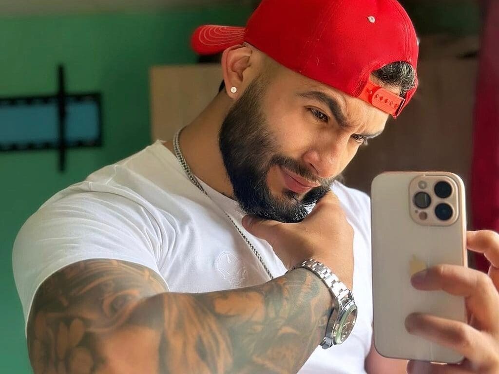Reynel Castro is the Cumshot King on MuscleServiceLive!